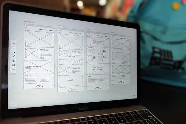 Laptop mit geöffneten Wireframes einer Anwendung
