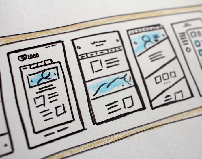 Skizzierte Wireframes für Website-Layouts auf Papier